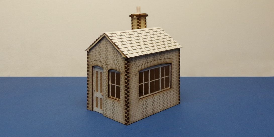 S 70-01 O gauge small lineside office - version B Small lineside office in English brick bond. Compatible with S 70-02 interior kit. 
